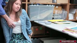 ���ಂದು ಕೂದಲಿನ ಸುಂದರಿ ಹುಡುಗಿ ಸೆಳೆಯಿತು ಅಂಗಡಿ ಕಳ್ಳತನ ಮತ್ತು ಅಧಿಕಾರಿ ಶಿಕ್ಷಿಸುತ್ತಾನೆ ತನ್ನ.ಅವರು ಕಾಚ ಅವಳ ಚಿಕ್ಕ ತೊಟ್ಟಿನ ಚಂದ್ರಿಕಾ ಮತ್ತು ಮೇಲುಗೈ ತನ್ನ ನೀಡಲು ಅವರಿಗೆ ಒಂದು ಬಿಜೆ.ನಂತರ ಅವರು ಚಿಕ್ಕ ತೊಟ್ಟಿನ ಚಂದ್ರಿಕಾ