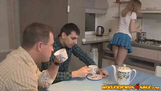 Узрушаная мініяцюрная падлетак рогоносит свайго мужа