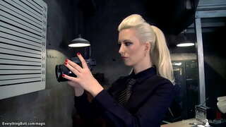 Nagy mellek MILF rendőr Cseresznye Szakadt anális játékok, barna rab Maddy O Reilly az irodában, akkor análisan dugja Veronica Avluv a cellában hármasban