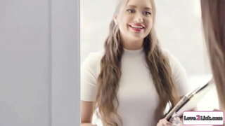 ���ักจัดงานแต่งงาน seduces สองและสำเร็จความใคร่ให้กับพวกเขา cunts และ convinces พวกเขาต้องมี 3some.เธอ licks งสาวผมบลอนด์จิ๋มเป็นของเธอ busty gf facesits ของเธอ