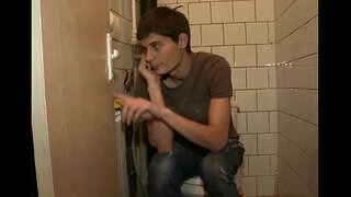 она играет с большим членом парня