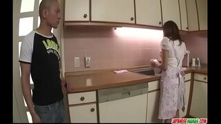 Hikaru Wakabayashi uporablja svoje velike joške vam, da igrajo z petelin