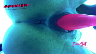 Бесстыжая курва все още кърми и masturbates на фитнес центъра