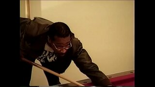 Ξανθιά παίρνει μια διαφυλετική γαμήσω pooltable