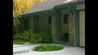 Rövid hajú fiatal csaj mozog, miközben lovagol nagy farok a seggfej az első alkalommal