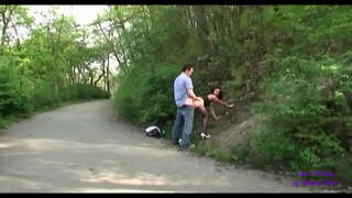 Yn gyntaf maent yn cyffwrdd ei gilydd mewn bar ac yna maent yn mynd i fuck yn y gerddi cyhoeddus