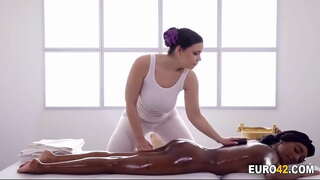 Миңа ошый зур сиськи минем массажистки-лесбиянки