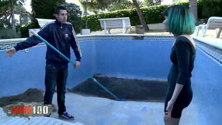 Emo adolescente con el pelo verde profundo folladas y corridas en la cara